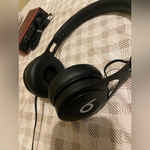 Beats Solo - Picture 2 of 2